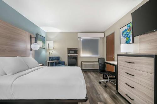 Queen Room with Walk-In Shower - Disability Access/Non-Smoking