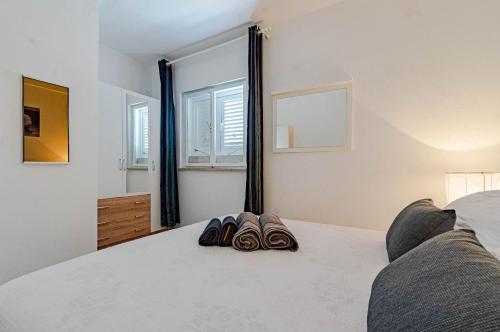 Three-Bedroom Apartment with Terrace and Sea View image 10