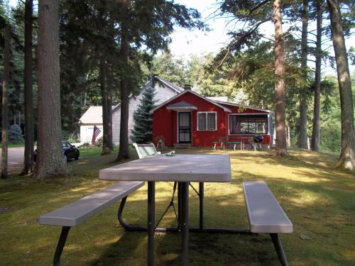 Lakefront! Twin Birch Resort - The Red Laker in Honor, USA