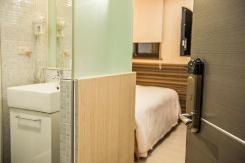 Budget Double Room image 2