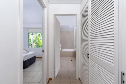 One-Bedroom Apartment image 4