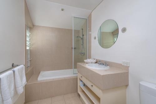 One-Bedroom Apartment image 7