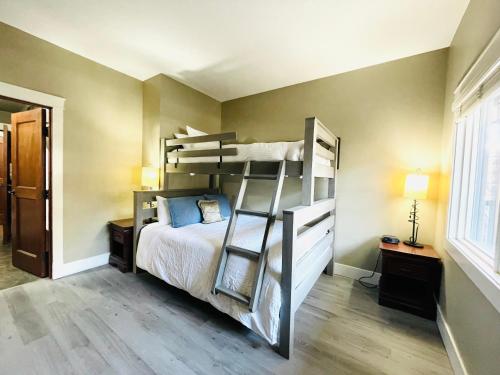 Solara Getaway 2BR Condo with Pool - Hot Tub - Gym - Spa