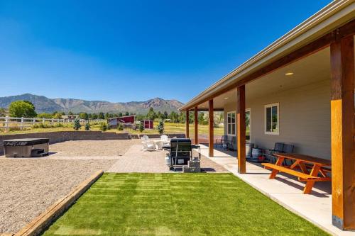 Mountain View Country Farmhouse in Black Bill Park