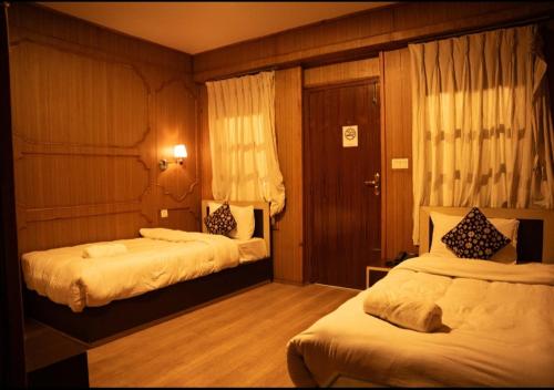 2 twin beds