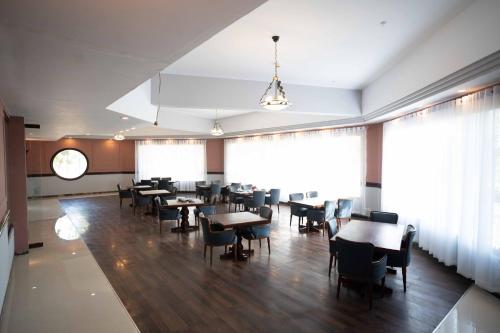 Restaurant, Arbian Sea Country Club in Malir