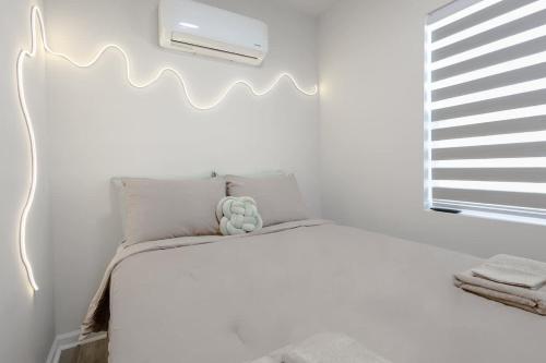 Spacious Tiny Home By Airport-Free Prkng-Fast WiFi Spacious Tiny Home By Airport-Free Prkng-Fast WiFi