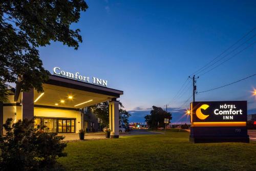 Comfort Inn Montreal Aeroport - Accommodation - Pointe-Claire