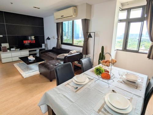 Spacious High Floor | Nana BTS | ★ Skyline Views ★ - image 11