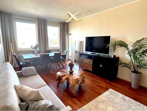 ED-große, moderne Wohnung in zentraler Lage, mit Balkon, Lift und Parkplatz