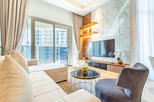 Deluxe One-Bedroom Apartment in Business Bay with Burj Khalifa and Canal View, Dubai