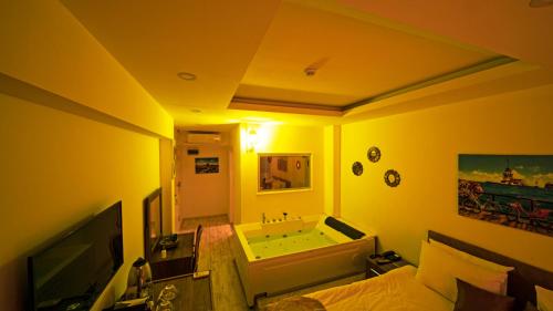 room detail thumbnail 2