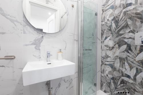 GFC Eternal Rome Apartment - 5min to Tiburtina Station MetroB, 2 Bathrooms, Terrace, A-C, Рим (фото 4)