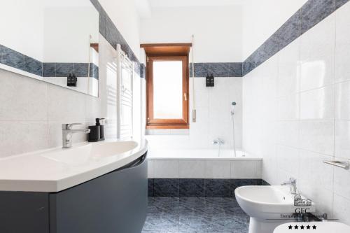 GFC Eternal Rome Apartment - 5min to Tiburtina Station MetroB, 2 Bathrooms, Terrace, A-C, Рим (фото 6)