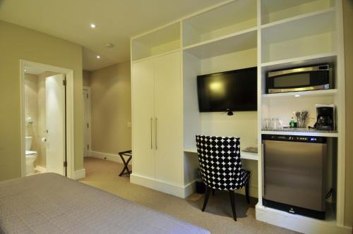 Standard King Room image 1