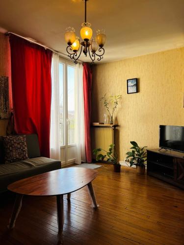 Bright Bedroom 15 min to Paris Center with 5 mins walk to metro railway RER B in 卡尚