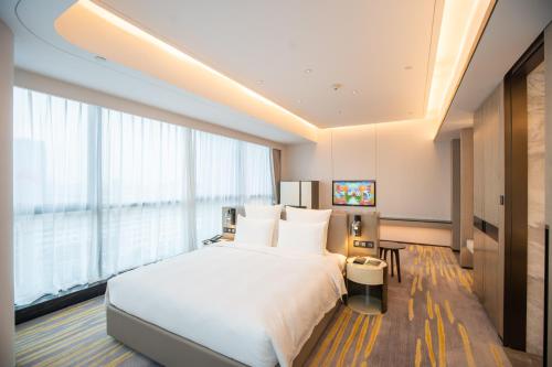Deluxe King Room image 6
