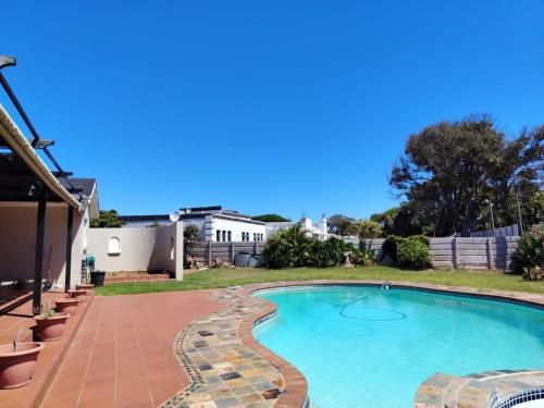 בריכת שחיה, La Maison on 37 Admiralty Way, Summerstrand, Port Elizabeth in פורט אליזבת