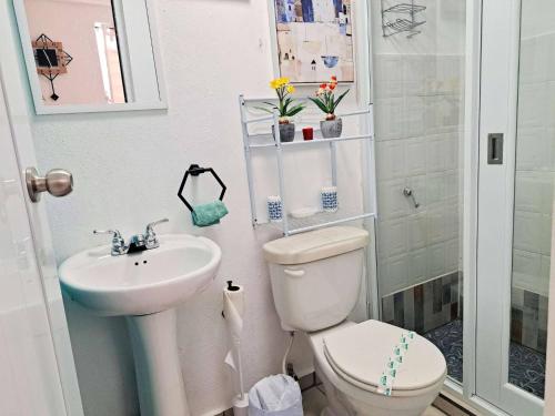 ห้องน้ำ, Cozy Isabela Retreat with Garden View in เกบราดีญัส