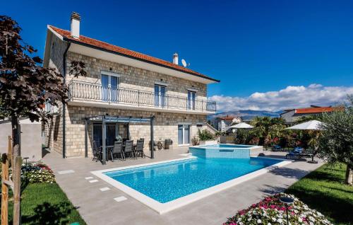 6 Bedroom Stunning Home In Sinj