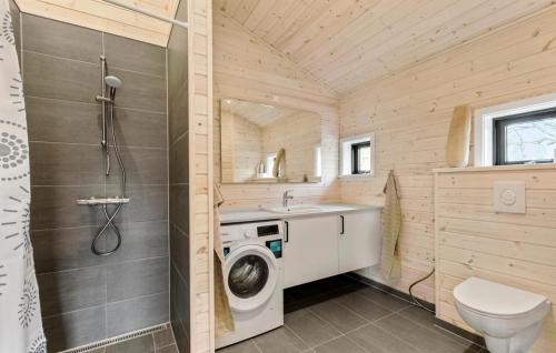 ห้องน้ำ, Stunning Home In Dronningmølle in ดรอนนิงเมิลเลอ
