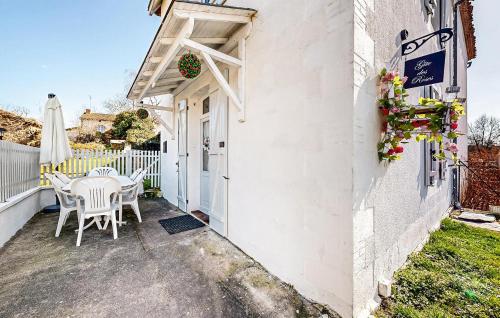 2 Bedroom Cozy Home In Oradour-Fanais gîte à louer Gajoubert