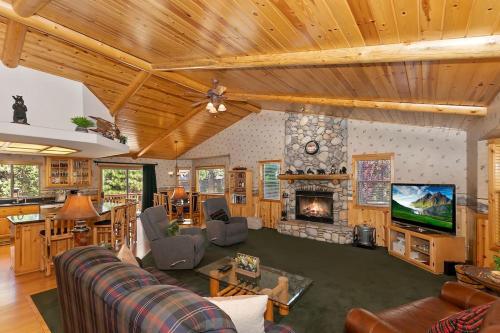 Teakwood Cozy Wood Cabin with Fireplace