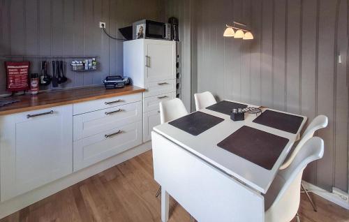 кухня, 1 Bedroom Gorgeous Apartment In Larvik in Ларвік