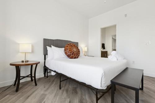 CozySuites Glendale by the stadium with pool 30 detail