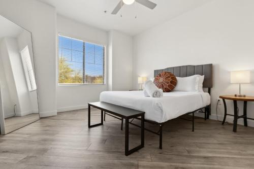 CozySuites Glendale by the stadium with pool 30 detail