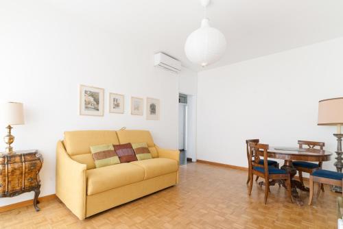 GuestHost - M4 California Bright Apartment, Милан