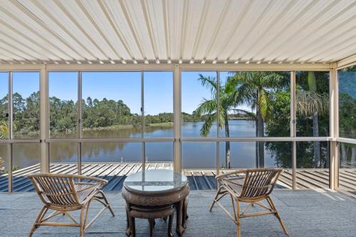 Island Waters Escape in Clear Island Waters