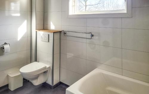Ванна кімната, 1 Bedroom Amazing Apartment In Stord in Лаєрвік