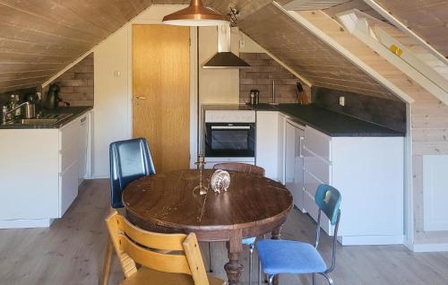 кухня, 1 Bedroom Amazing Apartment In Stord in Лаєрвік