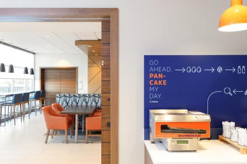 Holiday Inn Express And Suites Charlotte Airport Area By IHG - 식음료(F&B)