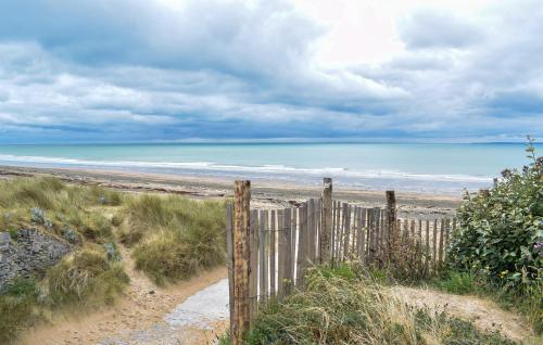 Unterkunft von außen, 4 Bedroom Awesome Home In Courtils in Ducey