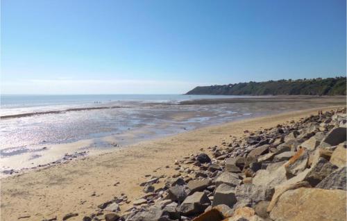 Unterkunft von außen, 4 Bedroom Awesome Home In Courtils in Ducey