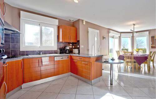 Küche, 4 Bedroom Awesome Home In Courtils in Ducey