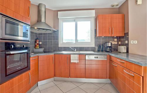 Küche, 4 Bedroom Awesome Home In Courtils in Ducey