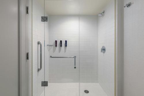 King Guest Room image 8