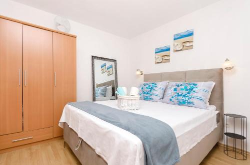 One-Bedroom Apartment with Terrace image 5