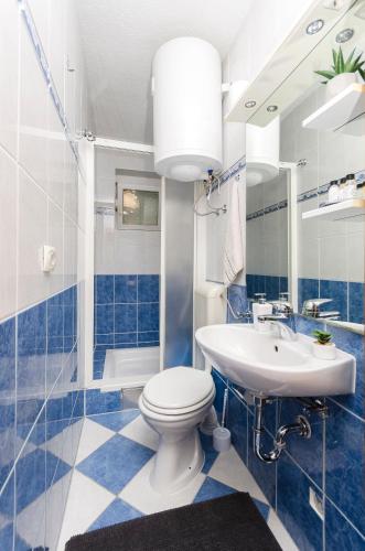 One-Bedroom Apartment with Terrace image 7