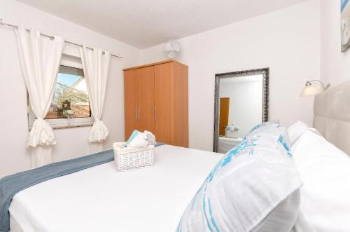 One-Bedroom Apartment with Terrace image 4