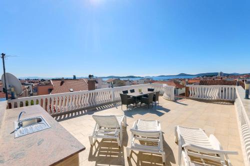 One-Bedroom Apartment with Terrace image 2