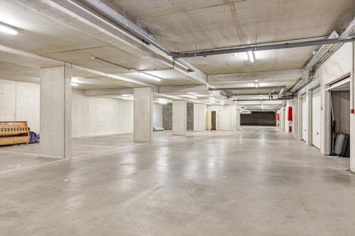 Ruim 2 slaapkamer appartement met parking nabij NAVO in Diegem