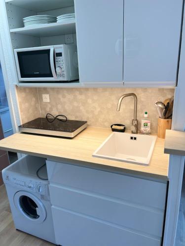 Charmant studio en bord de mer Antibes in Les Breguieres