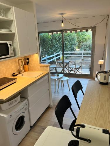 Charmant studio en bord de mer Antibes in Les Breguieres