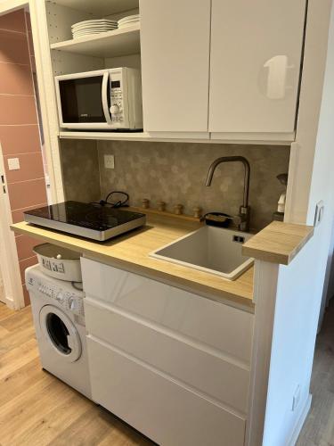 Charmant studio en bord de mer Antibes in Les Breguieres