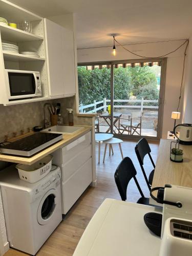 Charmant studio en bord de mer Antibes in Les Breguieres