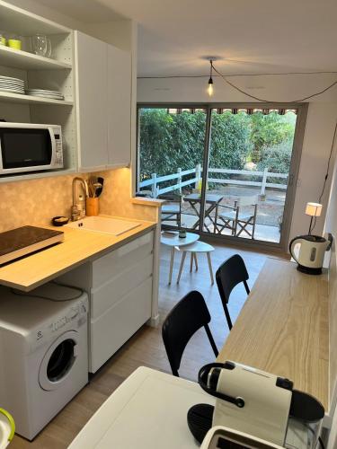 Charmant studio en bord de mer Antibes in Les Breguieres